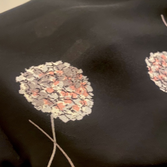 Blouse perfect for business casual. Looks great with jeans or slacks! EUC. - Picture 4 of 10